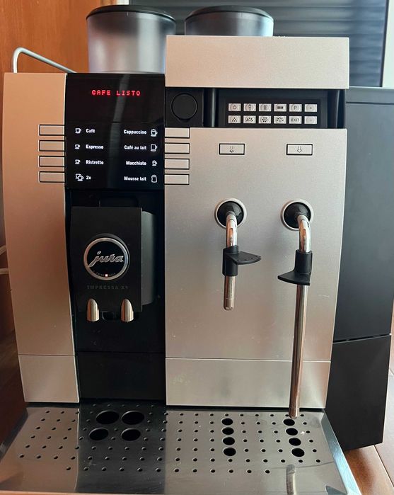 Maquina de Café marca JURA Mod IMPRESSA X9 com refrigerador de leite