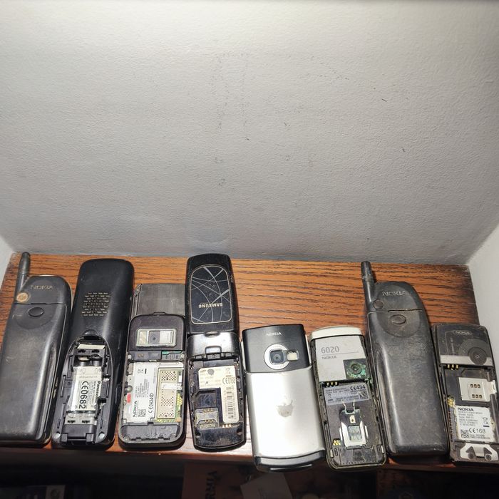 Zestaw Starych Telefonów