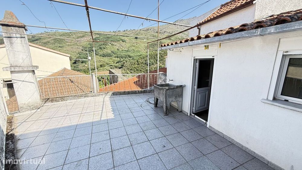 Moradia para recuperar em Cortes do Meio
