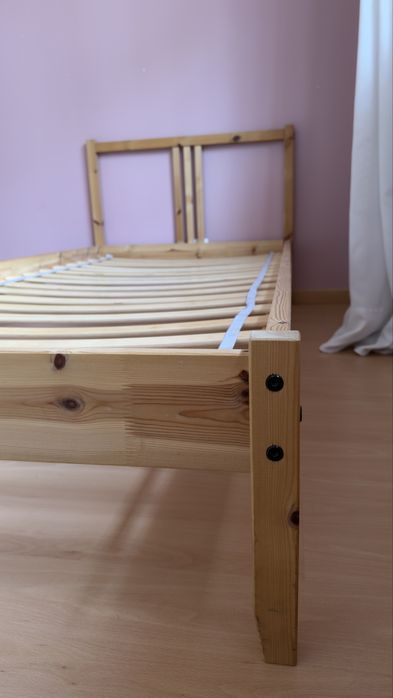 Cama individual em madeira