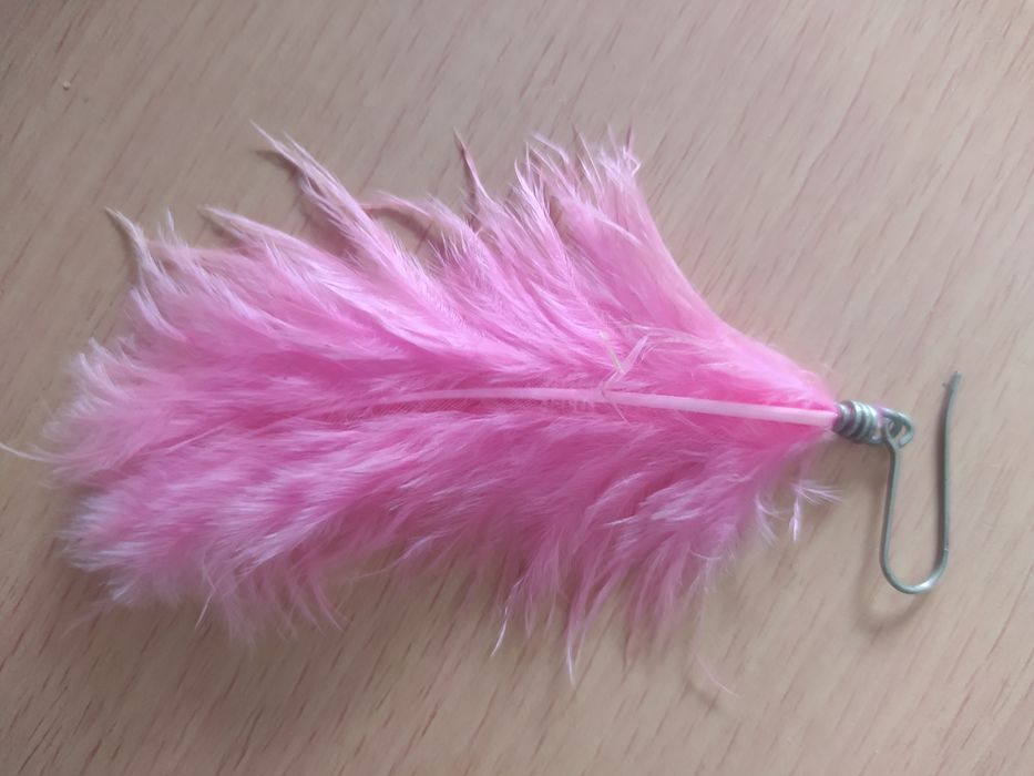 Brinco solitário com pena rosa