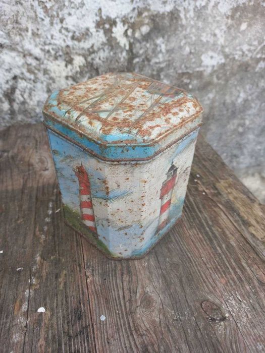 lata antiga com desenho de farol