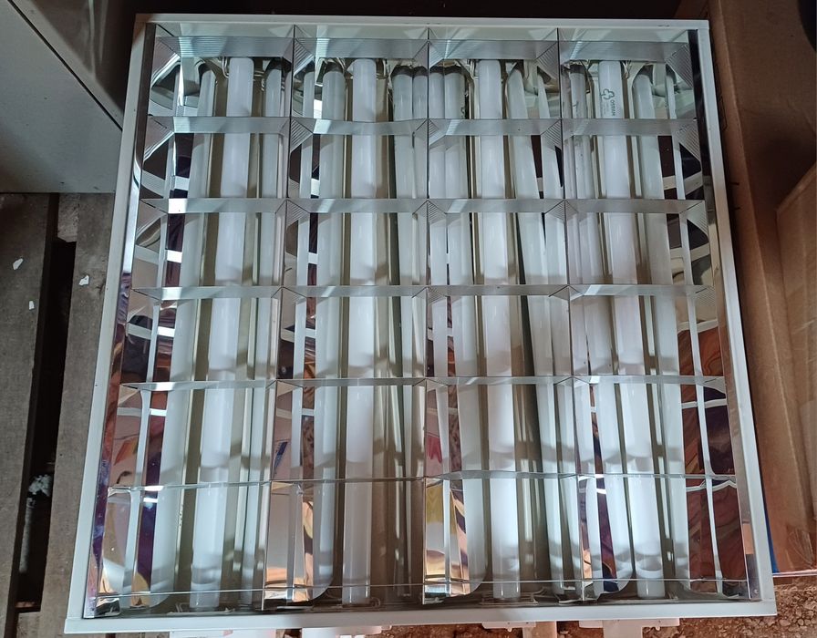 Luminárias/armaduras quadradas p/teto falso 60x60 c/lâmpadas