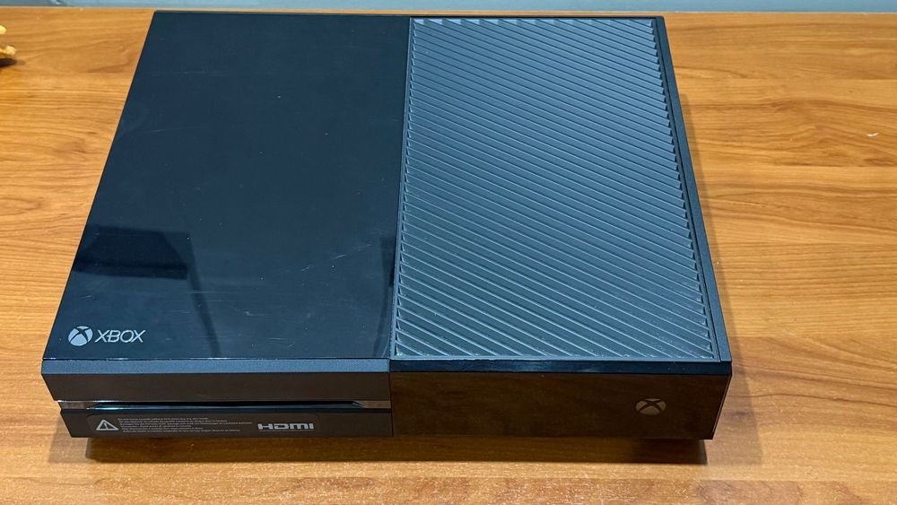 Xbox One + 7 Jogos + Comando Xbox Series + Bateria Extra