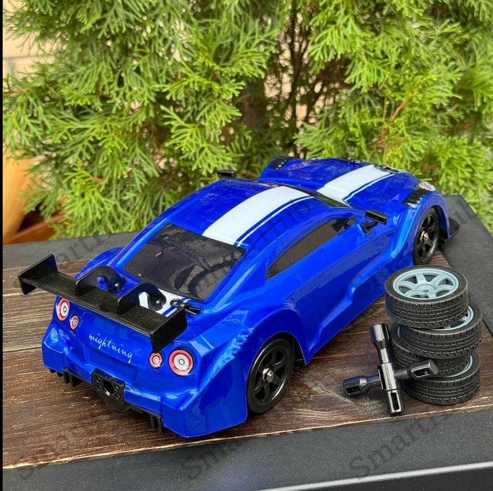Дрифт машинка Nissan GT-R Nismo 4WD на радіокеруванні 28.5см 1:16