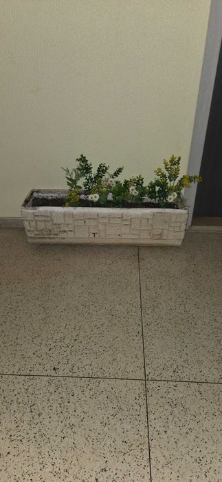 FLOREIRA EM CIMENTO com relevos clássicos