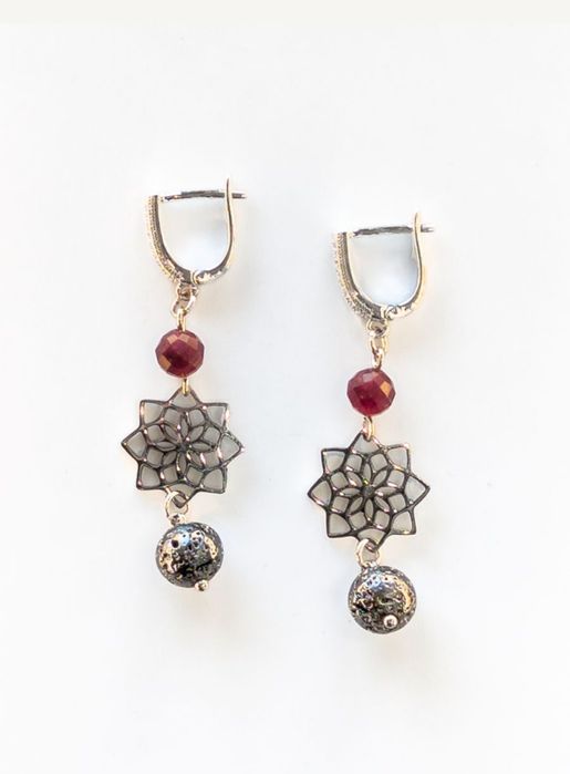 Елегантні сережки з гранатом і лавою