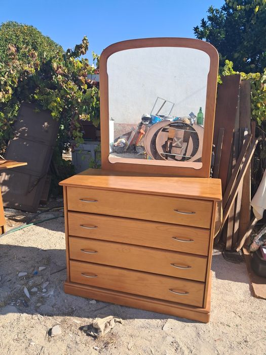 Cómoda quatro gavetas em cerejeira com espelho