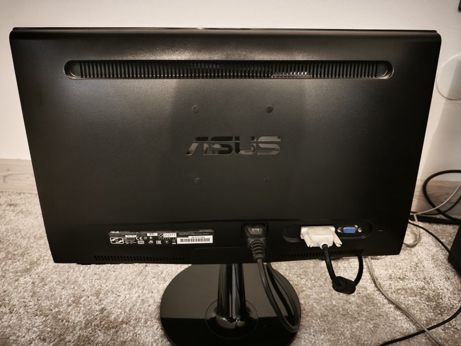 Komputer stacjonarny Intel Core 2 Quad, 8 GB RAM, Monitor Asus 18,5"