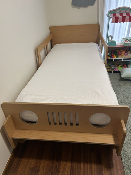 Cama crianca em forma de carro