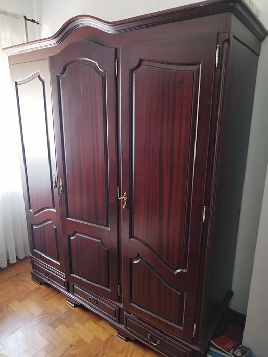 Roupeiro de madeira