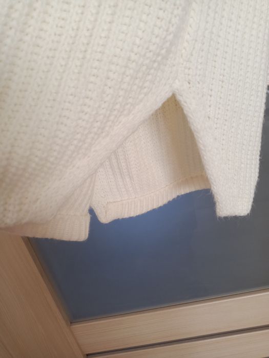 Golf damski w kolorze ecru.