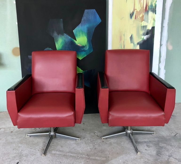 Fotele PRL obrotowe w kolorze wiśniowym ze sztucznej skóry