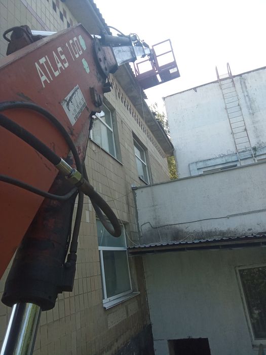 Спил аварійних дерев .автовежа