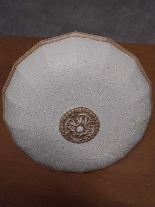 Candeeiro de teto feito em gesso e pintado à mão