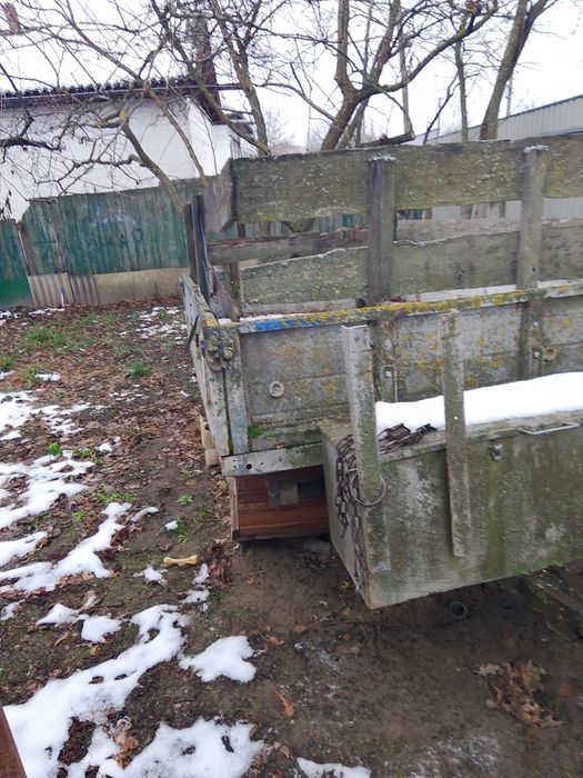 Продам причеп одноосний із гідроциліндром та із запасним колесом .