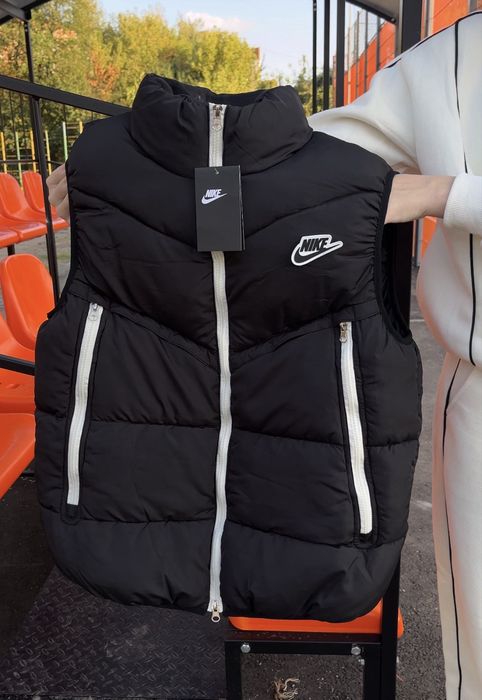 Жилет Nike NSW Shield у чорному кольорі