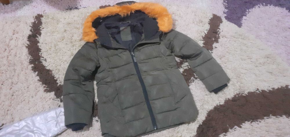 Sprzedam zimową kurtkę dziewczęcą rozmiar 122 w b.d-  stanie.