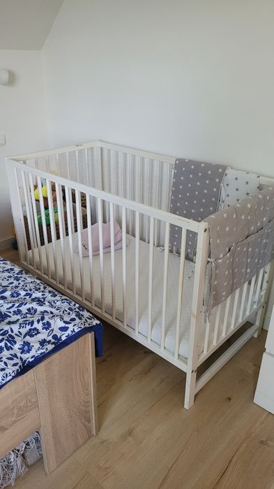 Łóżeczko z materacem i dodatkami