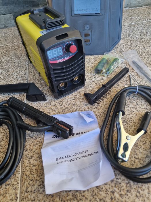Máquina de soldar inversora portátil MMA/ARC, acompanhada pelo seu kit de acessórios de fábrica.