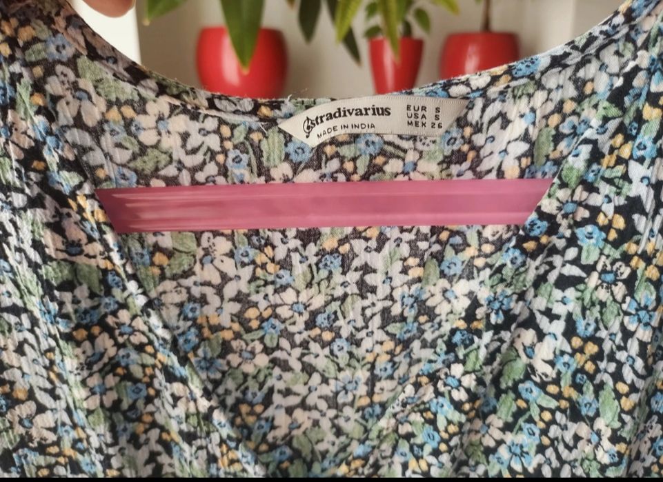 Króciutka sukienka w drobne kwiatki