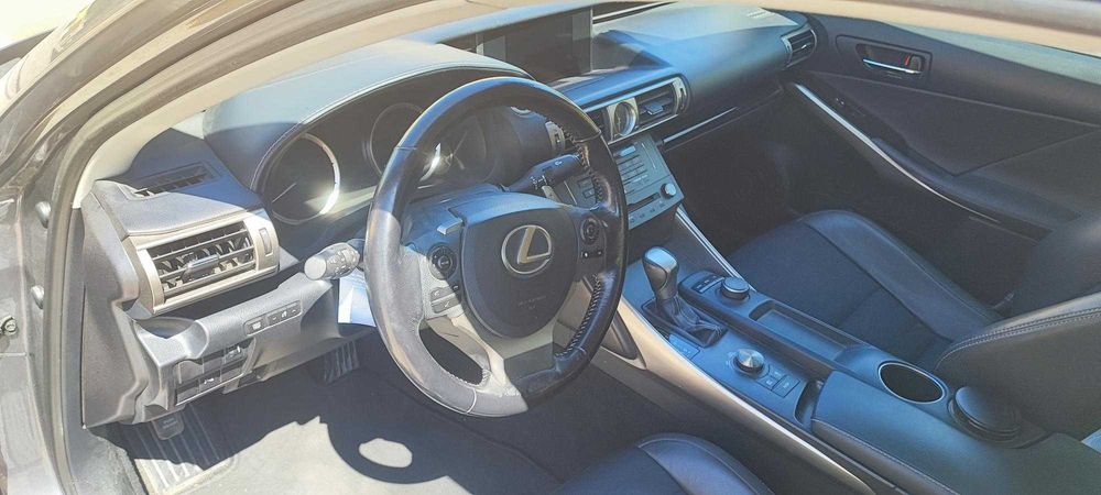 LEXUS IS300H executivo