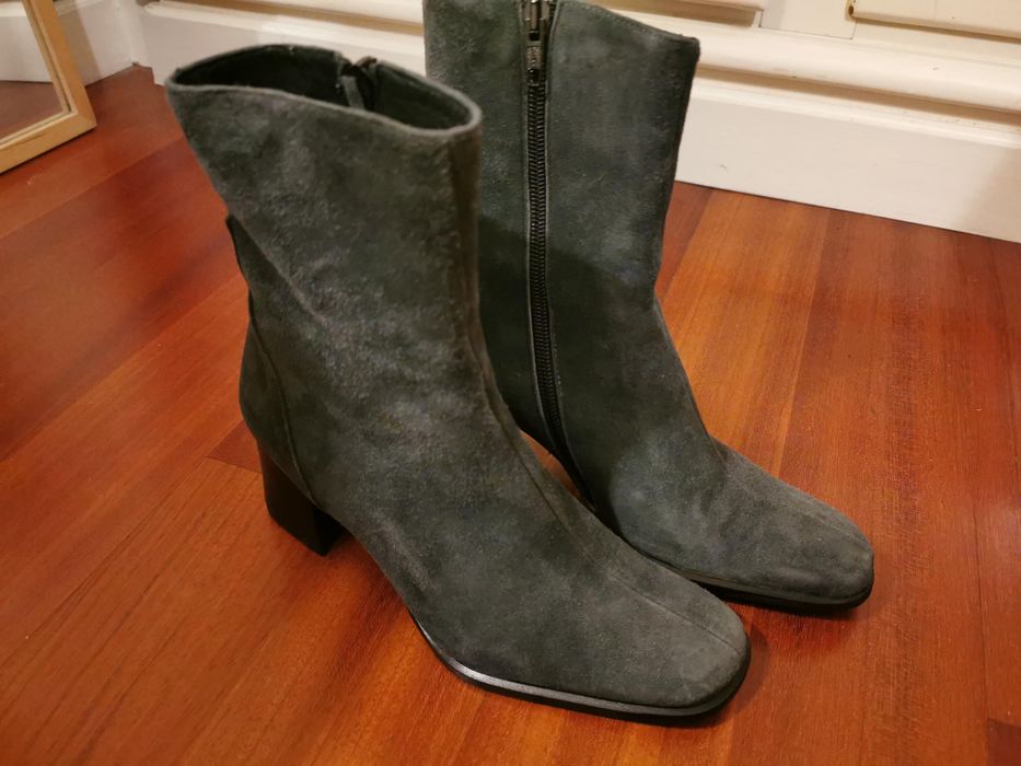 Botins cinzentos em camurça