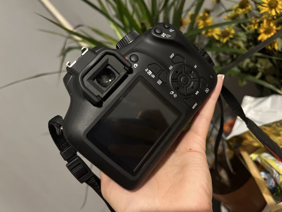 Продам фотоапарат Canon 4000D