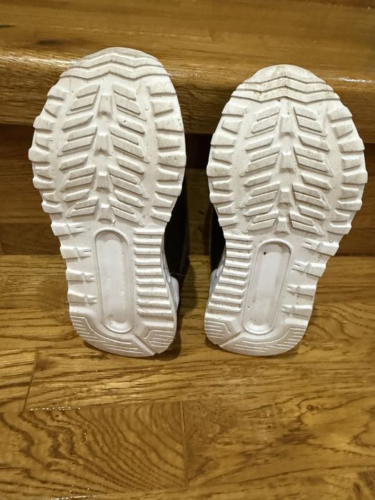 Продам дитячі кросівки