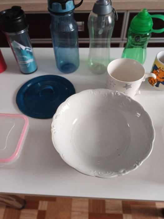 Naczynia kuchenne różne. Miski, kubki , kubki termiczne,  itp.