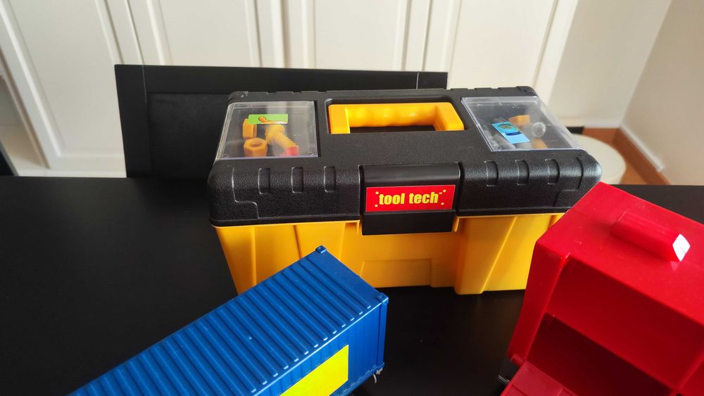 Lote de Brinquedos com Camião Faísca Mcqueen, ferramentas e outros