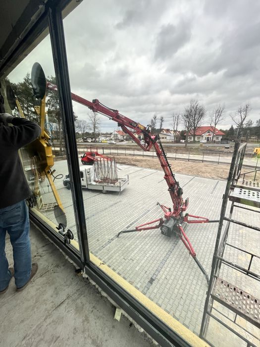Mini żuraw dźwig z operatorem montaż płyty warstwowej szklenie pająk