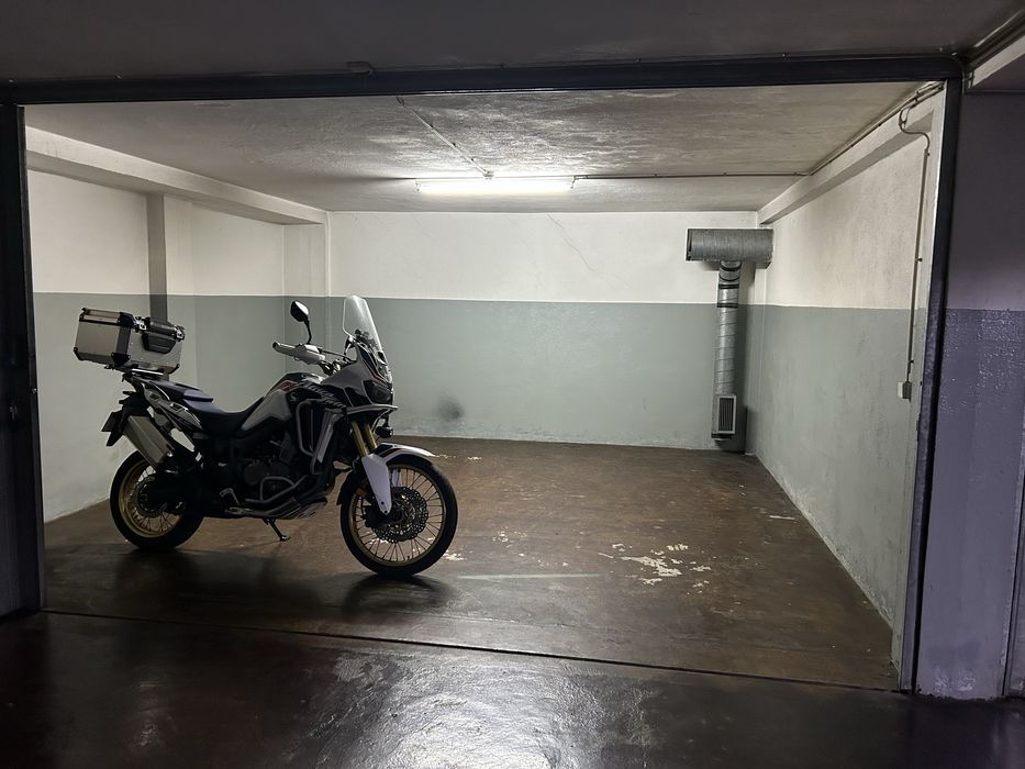 Fechada /Box 2 carros / Rua Costa Cabral/ Combatentes/ Silva Tapada