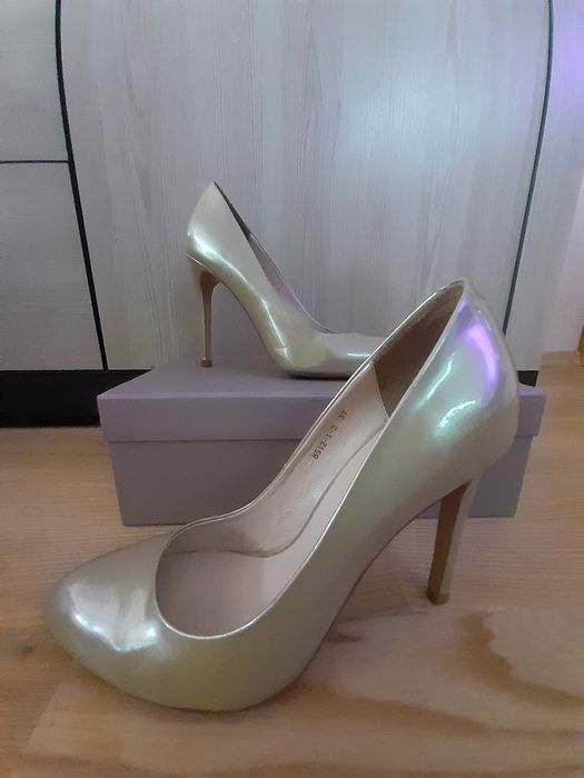 Шикарні шкіряні туфлі, кольору золотий беж