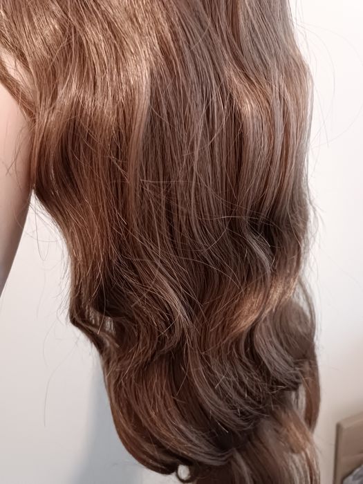 Nowa, bardzo długa peruka z falowanymi włosami