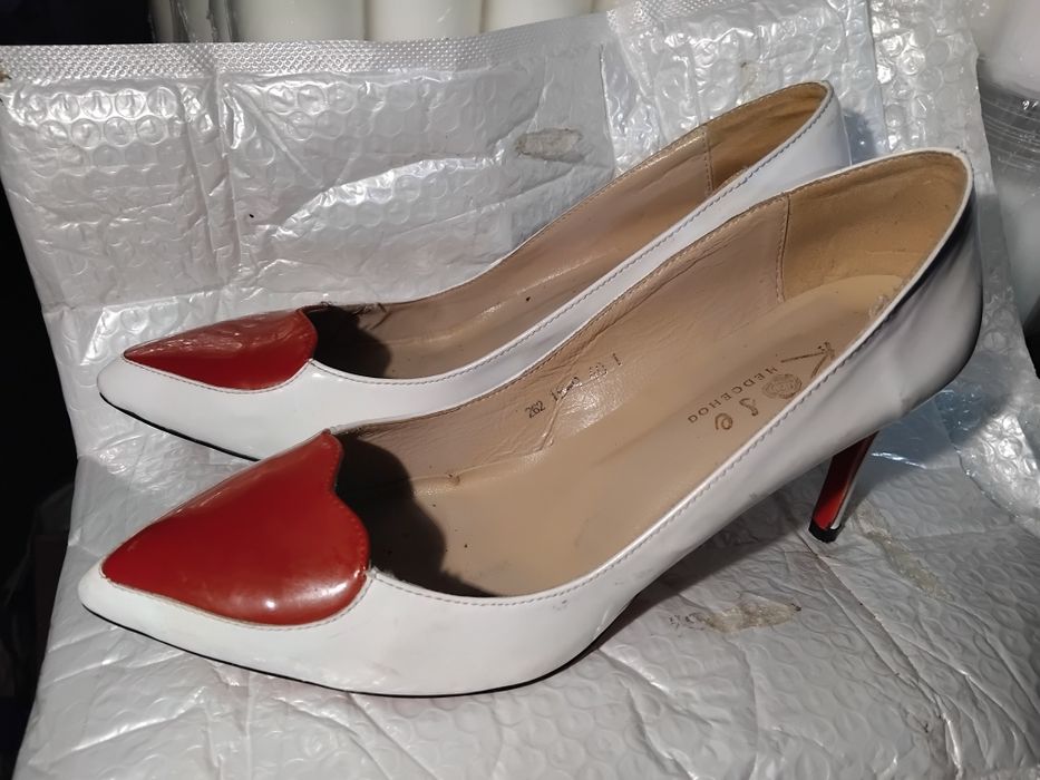 Buty z serduszkiem białe 40
