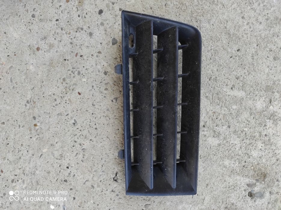 Решітка бампера рено Меган2