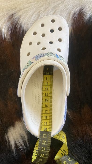 Белые кроксы оригинал на платформе