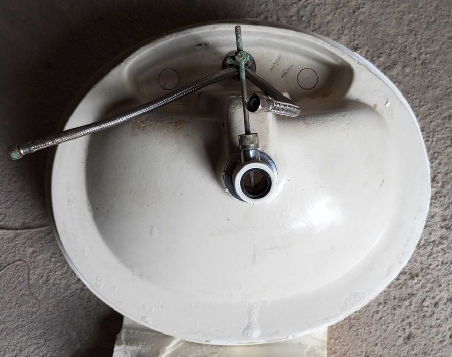 Lavatório Sanitana Luso de encastrar com torneira - Excelente estado