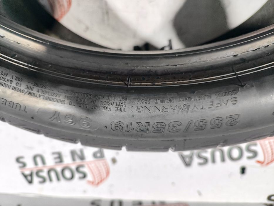 2 pneus semi novos Bridgestone 255-35R19 - Oferta dos Portes