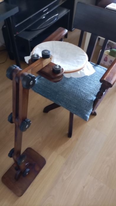 Base articulada de chão ou mesa para aro de bordar