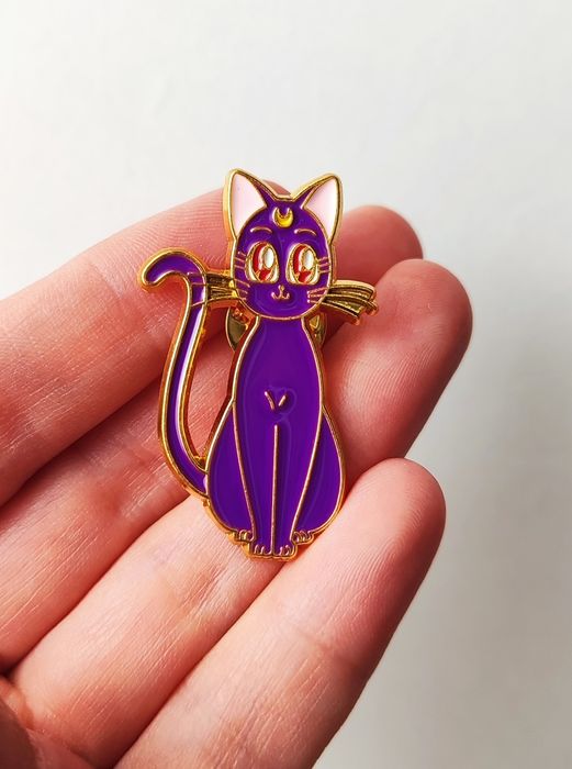 Sailor Moon - metalowy pin przypinka broszka Kotka Luna.