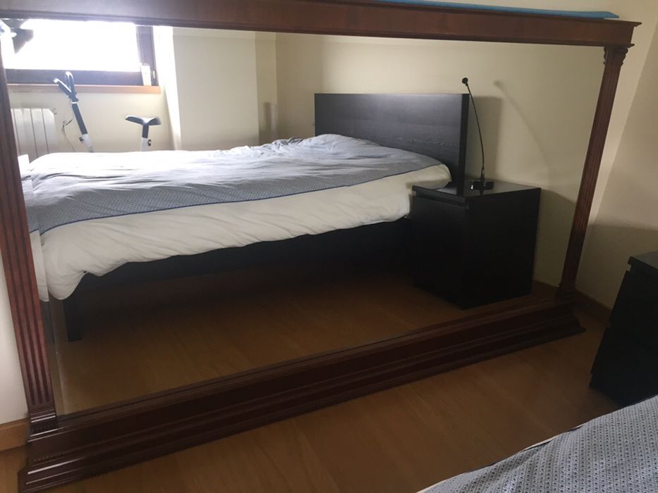 Espelho com moldura em Cerejeira