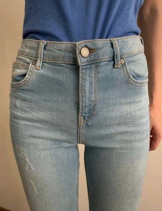 Jeansy rurki Bershka z wysokim stanem