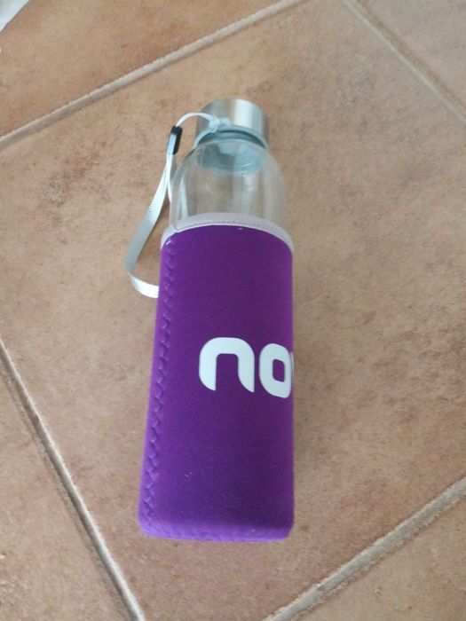 Szklana butelka na wodę.