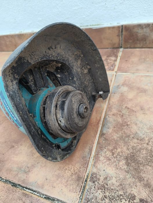 Aparador elétrico de relva