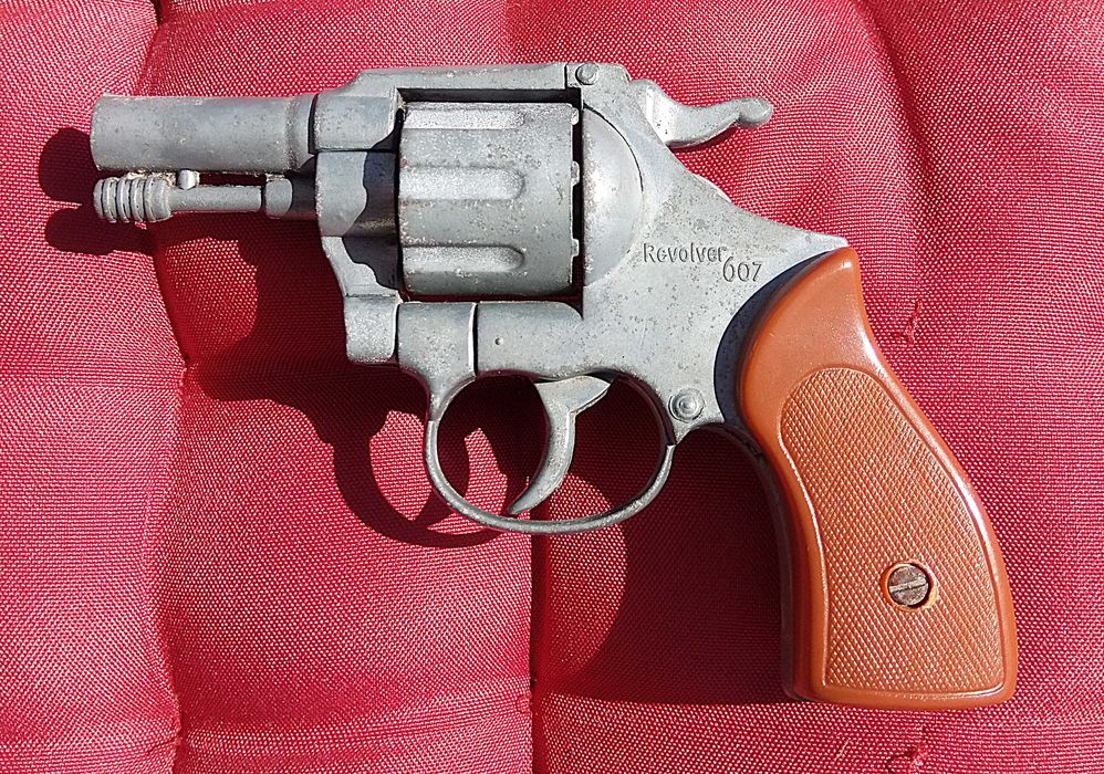 Revolver 607 ou Arma Fabricado em Espanha e com a sua Caixa em Madeira de Castanho e Ferragens em Bronze