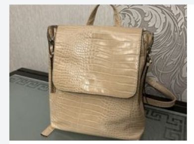 Сумочки рюкзаки жіночі в гарному стані