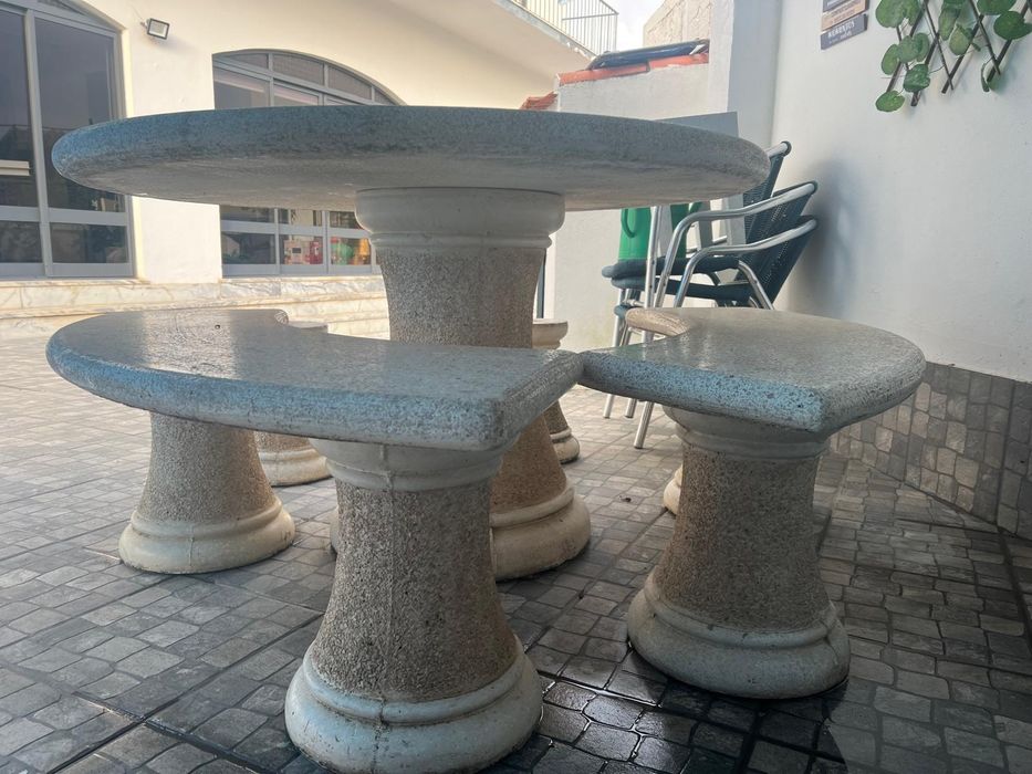 Vende se um jogo de mesa com três bancos  para jardim