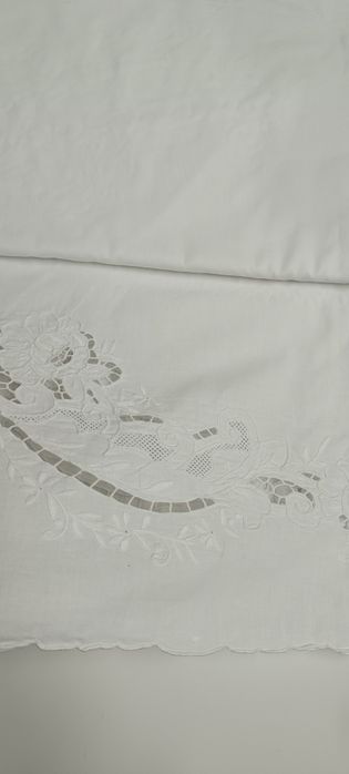 Toalha branca de mesa bordada à mão